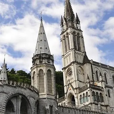 Helgon - Pyrenees Szálloda Lourdes